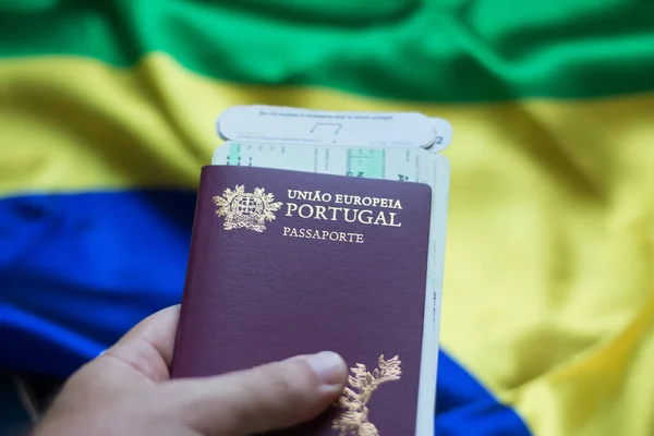 Portekiz pasaportu ve arka planında Brezilya bayrağı olan pasaport..