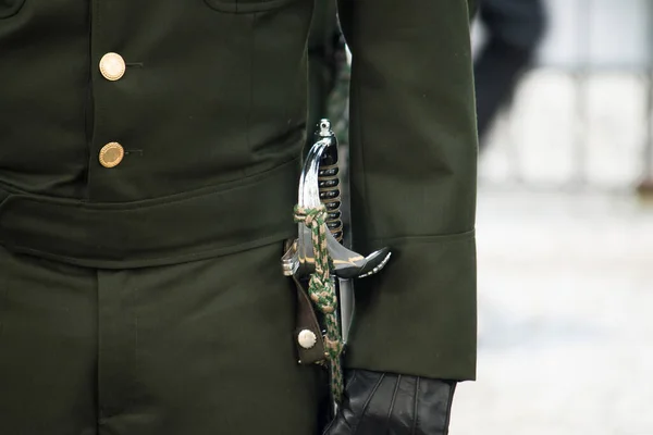 Militärbeamter Mit Grünem Outfit Und Schwertdetail — Stockfoto