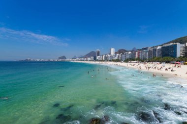 Rio de Janeiro Brezilya 'da yeşil suları olan Copacabana plajı..