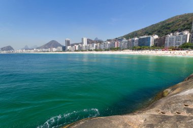 Rio de Janeiro Brezilya 'da yeşil suları olan Copacabana plajı..