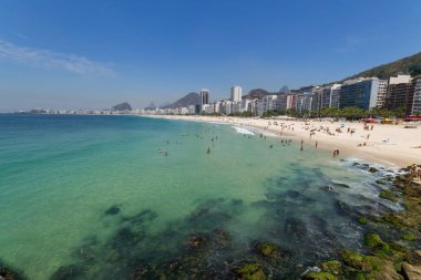Rio de Janeiro Brezilya 'da yeşil suları olan Copacabana plajı..