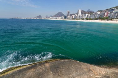Rio de Janeiro Brezilya 'da yeşil suları olan Copacabana plajı..