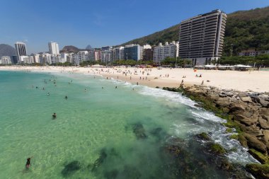 Rio de Janeiro Brezilya 'da yeşil suları olan Copacabana plajı..