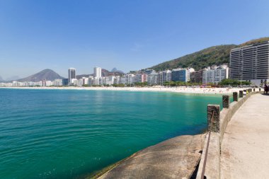 Rio de Janeiro Brezilya 'da yeşil suları olan Copacabana plajı..