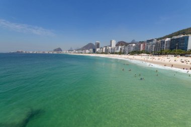 Rio de Janeiro Brezilya 'da yeşil suları olan Copacabana plajı..