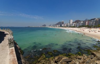 Rio de Janeiro Brezilya 'da yeşil suları olan Copacabana plajı..
