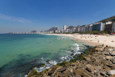 Rio de Janeiro Brezilya 'da yeşil suları olan Copacabana plajı..