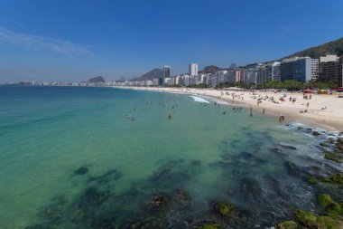 Rio de Janeiro Brezilya 'da yeşil suları olan Copacabana plajı..