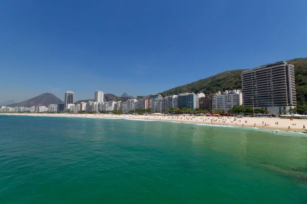 Rio Janeiro Brezilya Yeşil Suları Olan Copacabana Plajı — Stok fotoğraf