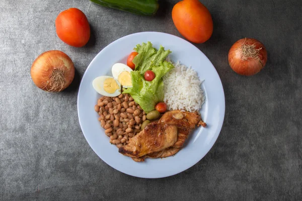 Brasilianisches Gericht Mit Reisbohnen Und Hühnchen Von Oben — Stockfoto