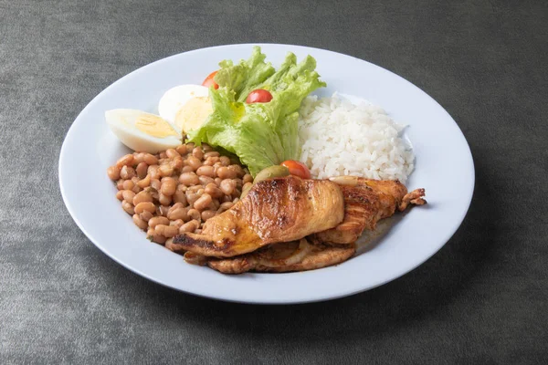 Brasilianisches Gericht Mit Reisbohnen Und Huhn — Stockfoto