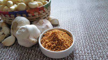 Masadaki sarımsak grubunu kapat..