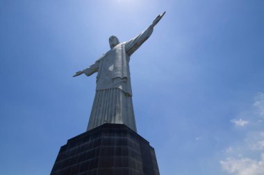 Rio de Janeiro Brezilya 'daki Kurtarıcı İsa Heykeli. Arka planda mavi gökyüzü var..