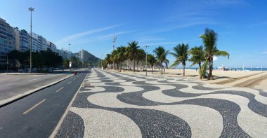 Copacabana Plajı Rio de Janeiro kaldırımı Palmiye ağaçları ve mavi gökyüzü.