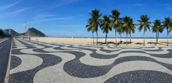 Praia Copacabana Calçadão Rio Janeiro Com Palmeiras Céu Azul — Fotografia de Stock