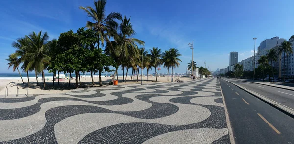 Copacabana Beach Rio Janeiro Sétány Pálmafákkal Kék Égbolttal — Stock Fotó