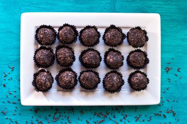 Brezilya geleneksel tatlı tugadeiro mavi arka planda.