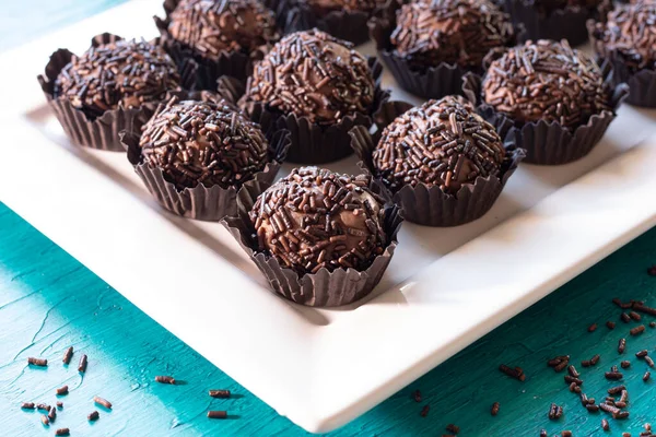 Brasilianische Traditionelle Süße Brigadeiro Auf Blauem Hintergrund — Stockfoto