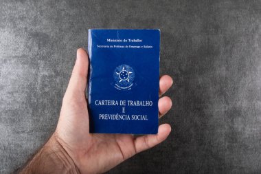 Brezilya çalışma kartını el ele tutarken üst görünüm boşluk kopyası izole edildi.