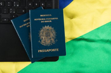 Arkasında Brezilya bayrağı olan Brezilya pasaportu.