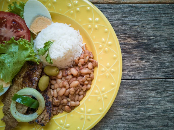 Traditionelles Brasilianisches Gericht Bohnen Reisfleisch Und Salat Draufsicht — Stockfoto