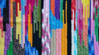 Renkli örgü kumaş dokusunun detaylarıyla fotoğraf..