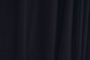 Dikey çizgileri olan siyah perde dokusu.