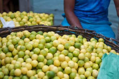 Popüler seçici odak noktasında satılık limon.