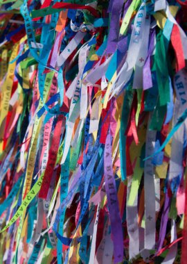 Sinyor Bonfim kilisesi ızgarasında renkli kurdeleler..