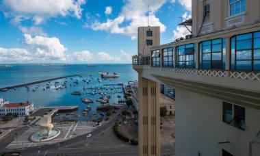 Salvador Bahia Brezilya 'daki Lacerda Asansörü manzarası.