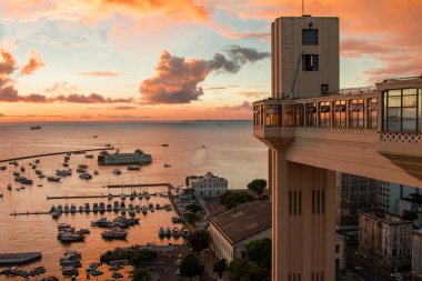 Salvador Bahia Brezilya 'daki Lacerda Asansörü' nde gün batımı manzarası.