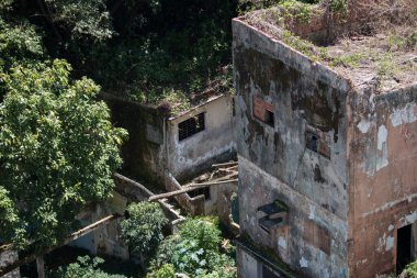 Terk edilmiş eski evin kalıntıları..