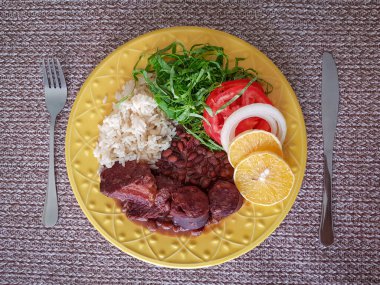 Tipik Brezilya yemeğinin Feijoada yemeği..