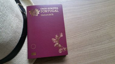 Tahta masada Portekiz pasaportu.