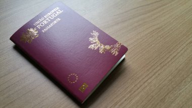 Tahta masada Portekiz pasaportu.