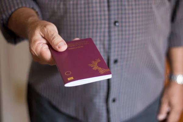 Portekiz pasaportunu elinde tutan adam..