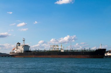 Petrol tankeri limana demir attı..