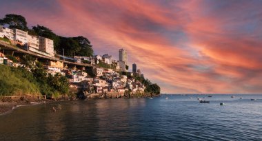 Todos os Santos Körfezi 'nin kıyısındaki Gamboa toplumunun manzarası Salvador Bahia Brezilya.