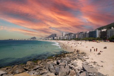 Rio de Janeiro Brezilya 'da yaz günü Copacabana plajı.