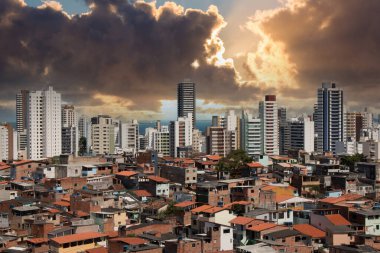 Kentsel sosyal zıtlık. Binalar ve gecekondular. Eşitsizlik