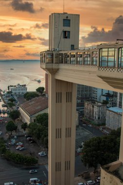 Salvador, Bahia, Brezilya 'daki Tarih Merkezi' ndeki Lacerda Asansörü 'nden gün batımı manzarası