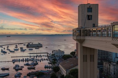 Salvador, Bahia, Brezilya 'daki Tarih Merkezi' ndeki Lacerda Asansörü 'nden gün batımı manzarası