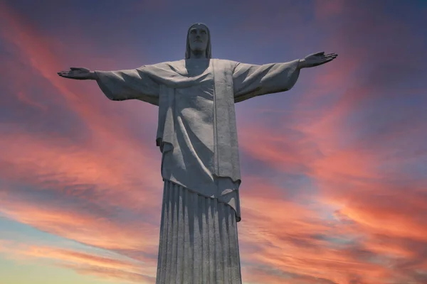 Rio de Janeiro Brezilya 'daki Kurtarıcı İsa Heykeli. Arka planda mavi gökyüzü var..