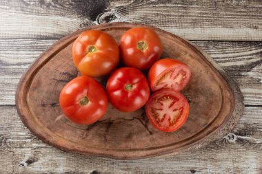 Olgun domatesler kırsal ahşap üst manzarada kesilmiş..