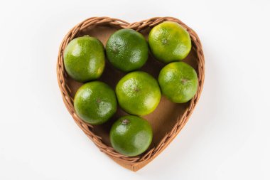 Kalp şeklinde olgun yeşil limon meyvesi..