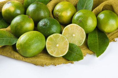 Beyaz arka planda olgun yeşil limon meyvesi.