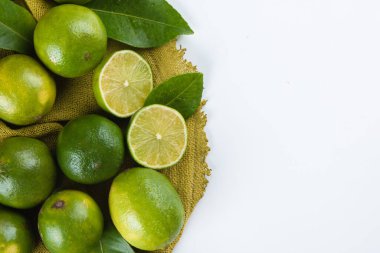 Beyaz arka planda olgun yeşil limon meyvesi.