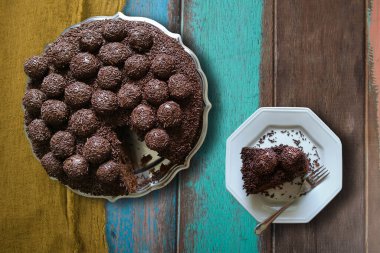 Brezilya Tuğgeneral keki. Tabağında kesik bir parça var..