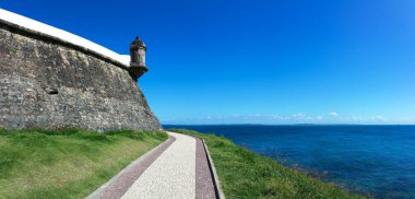 Deniz ve mavi gökyüzüne bakan Barra Deniz feneri manzaralı manzara.