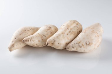 Beyaz arka planda izole edilmiş tatlı patates.